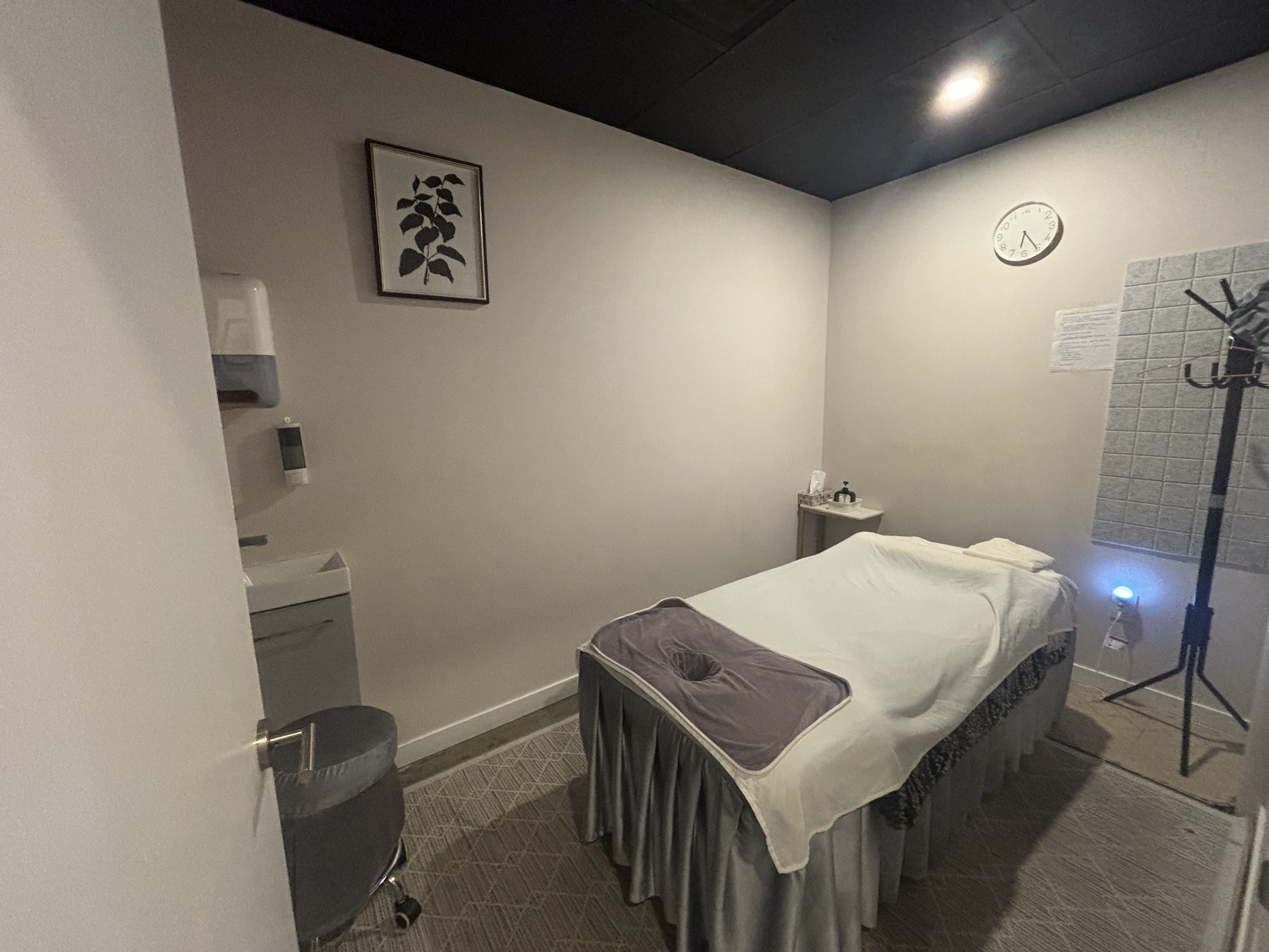 Clinical RMT treatment room